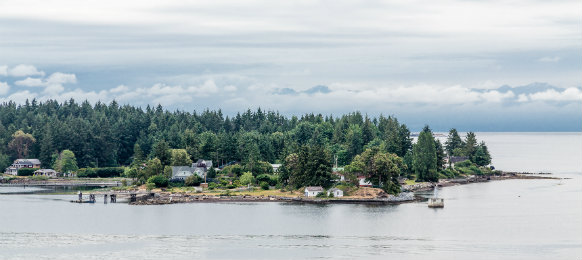 homes along the coast of canada near nanaimo